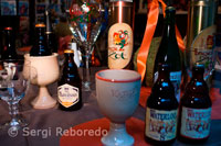 CERVESA EN BRUIXES. Bèlgica compta amb més de 400 tipus diferents de cervesa. Als residents locals també els encanta una cervesa. La llegenda explica que Sant Arnold, un monjo benedictí del segle 11, es va fer el sant patró dels cervesers belgues després d'animar a tots a beure cervesa en lloc d'aigua durant un atac d'una plaga i, miraculosament, tothom es va trobar millor que mai. A "Grans Cerveses de Bèlgica", l'autor Michael Jackson - un reconegut expert i coneixedor de la cervesa - explica que va ser probablement perquè l'aigua no tractada local va ser responsable de la propagació de la infecció, mentre que l'aigua en la cervesa va ser bullida durant el procés d'elaboració de la cervesa qual cosa la convertia en una beguda molt més segura. Brugse Zot té la distinció de ser l'única cervesa elaborada actualment en el centre de Bruges. Jackson descriu Brugse Zot com "un color de bronze gairebé pàl.lid, i un gust de fruita al paladar que recorda al sorbet de préssec. Brugse Zot pren el seu nom d'una història que es remunta a la dècada de 1400 quan Maximilià d'Àustria va visitar Bruges . En arribar els locals van organitzar un colorit desfilada de gresca i ximples. Al final de les festes quan se li va preguntar Maximlliam respondre: "Avui no he vist res més que ximples. Bruges és ja una gran casa de bojos! "Des d'aquesta visita del poble de Bruges s'ha estat conegut aquesta cervesa com Brugse zott (ximples de Bruges). Durant el recorregut de 45 minuts per la fàbrica de cervesa un guia en diversos idiomes explica tot sobre la història de la cervesa i com es elabora Brugse Zot avui en dia. La cerveseria es troba encara en el seu edifici original i s'estén per una sèrie de diferents plantes. A la part superior de l'edifici, les escales es tornen més estrets i costeruts, però després de la pujada final a la terrat es recompensa al visitant amb una esplèndida vista de la ciutat. La recompensa final és tornar a la planta baixa on s'obté una refrescant copa de Brugse Zot. 