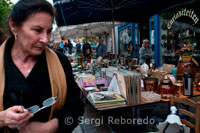 Mercado de antigüedades y mercado de pulgas en Brujas. Brujas es un lugar encantador para explorar la arquitectura. Es también un fabuloso lugar para comprar. Conocido por sus tiendas de tentador chocolate, brillantes,  tiendas de diamantes y talleres de encaje, en un fin de semana Brujas puede ser el sueño de los cazadores de gangas, sobre todo gracias a su famoso mercado de pulgas fin de semana. Situado en el Dijver, el mercado de pulgas es una institución en la ciudad y un gran lugar para buscar regalos únicos, artes y la artesanía. Antigüedades y mercado de pulgas en Brujas El Dijver es el lugar perfecto para pasar un fin de semana distraido por la mañana, y además está ubicado una de las zonas más pintorescas e históricas de la ciudad. El mercado tiene lugar en los árboles alineados junto al canal, delante del imponente convento de cartujos y una espectacular casa de un comerciante del siglo décimo quinto, que ahora es el exclusivo Hotel De Tuillerieën. Aquí se venden antigüedades, obras de arte, y baratijas de segunda mano. Aún más colorido es un sábado en la ciudad de Brujas, cuando el mercado histórico de pescado hace su aparición. Escondido entre los puestos, con encantadores pequeños cafés y tiendas de sabrosas golosinas flamencas, además de bocadillos calientes. No cabe duda de que los mercados son los lugares ideales para relajarse y mezclarse con los lugareños. 