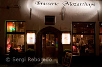 Mozarthuys Brasserie. Esta cervecería pequeña junto a la Burg realizan un fabuloso guiso de carne flamenca. MozartHuys Brasserie Restaurante (es ideal para el almuerzo) Está ubicada en la zona del Burg. La Brasserie MozartHuys es el lugar ideal para detenerse a comer. También preparan deliciosos mejillones al vino blanco (otra especialidad flamenca). Arthie, la Orangerie de San Martín (Grupo de Martin Hoteles) Restaurante Bistro, Wollestraat 10, 8000 Brujas 