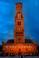 Bruges: El campanar i la Llotja dels Draps. La plaça del mercat està dominat per la Sala de tela i la torre del campanar de 83 metres d'alt, que és un dels símbols de la ciutat. La sala de tela original i la façana de la torre datada de 1240. La primera torre, però, va ser destruïda per un incendi en 1280. En el moment de l'incendi les quatre ales de la sala de tela ja existien, així com els dos segments de la plaça del campanar. La cúpula octogonal present es va afegir a la torre entre 1482 a 1486. L'agulla de fusta que coronava la torre va ser destruïda de nou pel foc el 1741. Després de l'últim incendi ja mai més va ser reconstruïda. Igual que en la majoria de les ciutats dels Països Baixos la torre, va ser el lloc on els documents importants de la ciutat han estat preservats. Al mateix temps, aquestes torres van ser utilitzades com a torres de vigilància. Dins del campanar, cada campana té un so diferent i una funció (per exemple: les campanes pel perill, les campanes d'anuncis importants, les campanes per a indicar l'hora, etc.) 