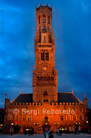 Brujas: El campanario y la Lonja de los Paños. La plaza del mercado está dominado por la Sala de tela y la torre del campanario de  83 metros de alto, que es uno de los símbolos de la ciudad. La sala de tela original y la fachada de la torre datada de 1240. La primera torre, sin embargo, fue destruida por un incendio en 1280. En el momento del incendio las cuatro alas de la sala de tela ya existían, así como los dos segmentos de la plaza del campanario. La cúpula octogonal presente se añadió a la torre entre 1482 en 1486. La aguja de madera que coronaba la torre fue destruida de nuevo por el fuego en 1741. Después del último incendio ya nunca más fue reconstruida. Al igual que en la mayoría de las ciudades de los Países Bajos la torre, fue el lugar donde los documentos importantes de la ciudad han sido preservados. Al mismo tiempo, estas torres fueron utilizadas como torres de vigilancia. Dentro del campanario, cada campana tiene un sonido distinto y una función (por ejemplo: las campanas por el peligro, las campanas de anuncios importantes, las campanas para indicar la hora, etc.) 