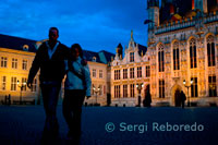 BRUGES : The Town Hall and the Burg Square. Bruges is a city with two town squares. The largest one is the Market, the commercial heart of medieval Bruges. The second square is called the 'Burg'. Here was, and still is, the heart of the administrative Bruges. It was here that Count Baldwin I had a fortified castle built to protect the area against the ramping Normans and Vikings. The castle has long since disappeared as well as the main religious building of Bruges, the St. Donatius church, which stood on the opposite site of the town hall. On the site of the church is now a little wall, a partial reconstruction of the choir walls of the church. It was built here after the foundations of St. Donatius had been found back in 1955. The church was erected around the year 900. The central part was octagonal, much like the cathedral of Charlemagne in the German city of Aachen on which it was modeled. The original prayer house of the year 900 was replaced in the 12th century by a church in Romanesque style. This version of the St. Donatius church was destroyed in 1799 during the French occupation of the Southern Netherlands. Some of the art treasures went to other churches (St. Salvator's Cathedral in Bruges). Several famous people were buried in St. Donatius : the English princess Gunhilde (+ 1087), the Flemish painter Jan van Eyck (+ 1441) and the Spanish philosopher Juan Luis Vives (+ 1540).