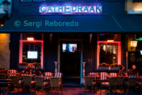 Pub Cathedraak en Brujas. Cathedraak es una alegre sala de fiestas donde suelen varios DJ's residentes. En caso de pasar demasiado pronto también se puede venir y admirar el entorno gótico. 