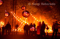 Centraal Festival de Brujas. 'Instalación de feu - Compañía Carabosse': Sendero poético y festivo con las instalaciones realizadas con fuego. Después de ser Capital Cultural de Europa en el 2002 y Corpus Brujas 05, Brujas en el 2010 está de vuelta con un mapa cultural repleto de  festivales. El tema es "Europa Central". Durante cuatro meses, Brujas Central va a atraer a la gente a una selección intensa y variada de conciertos, películas, espectáculos y exposiciones. El programa ha sido elaborado en colaboración con instituciones culturales de Brujas y de los diversos actores locales. 