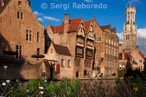 El Campanario de Brujas, Belfort (campanario medieval), Rozenhoedkaai, junto al puente sobre el Canal de Dijver. Torre del Campanario y Canal Dijver. Brujas, (la Venecia del Norte). Flandes Occidental. Bélgica