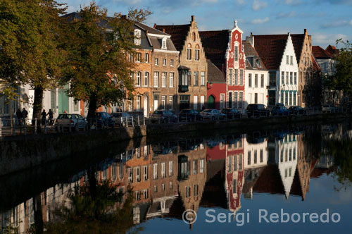 Carrer Langerei. Una barreja d'estils al costat del canal central, fan d'aquesta, una part especialment atractiva de Bruges. 