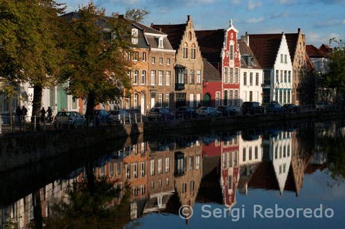 Langerei Street. A mixture of house styles alongside the central canal, make this a particularly attractive part of Brugge.