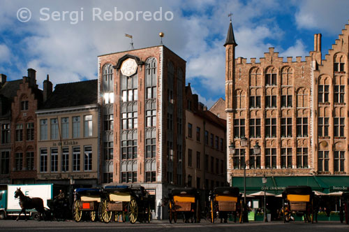 Bruges by horse-drawn carriage. If you would like to experience Bruges as it would have been in the past, why not see the sights from a horse-drawn carriage. The carriages leave from the Markt (March to November) and take you on a 30-minute sightseeing tour of the city on a route which goes between the Markt and the Begijnhof (in the south of the city) They carry up to 5 passengers and cost approximately € 40 per carriage for the 30-minute ride.