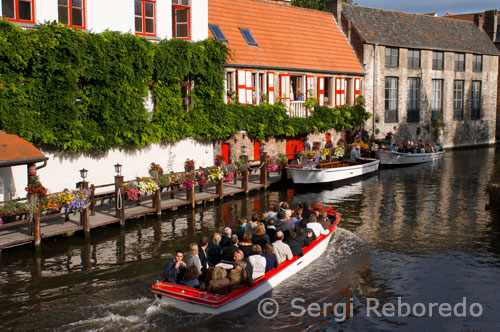 Bruges permet admirar els llocs més bells de la ciutat des d'un angle totalment diferent. Els vaixells segueixen una ruta aquàtica amb un punt de vista diferent. Els guies proporcionen comentaris en diversos idiomes. Els vaixells no estan coberts, encara que disposen de paraigua per als dies plujosos. Durada 30 minuts. Embarcament: Huidenvettersplein Rozenhoedkaai Wollestraat Nieuwstraat Katelijnestraat 