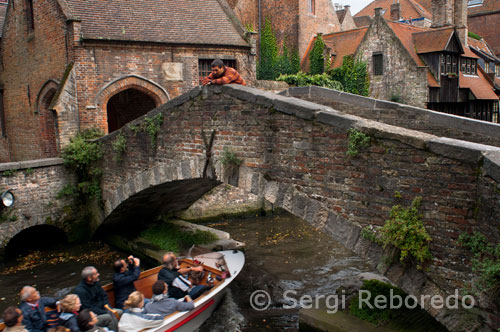 Sergi Reboredo. Pont Sant Bonifaci. El Pont de Sant Bonifaci és un dels molts ponts de pedra sobre els canals de Bruges, Bèlgica. Aquest pont està prop de la Gruuthuse i Arentshof i encara que de vegades es diu que és el pont més antic de Bruges, no és el cas ja que es va construir al voltant de 1910. Al costat del pont es poden veure antigues cases d'estil medieval, que contribueixen a millorar l'atmosfera. 