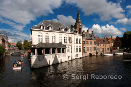 A causa dels seus canals, Bruges és sovint anomenada "La Venècia del Nord '. La situació de l'aigua en ambdues ciutats, però, és molt diferent. Venècia es va fundar per unes illes d'una llacuna del mar Adriàtic. Bruges és més interior i profund, si més no ara, perquè en els cinc segles abans de Crist la costa flamenca s'ha inundat diverses vegades pel Mar del Nord. Quan es van retirar les aigües van deixar enrere diferents braços de la mar a través del qual els vaixells podrien arribar a la zona on ara es troba Bruges. Bruges va ser probablement visitada pels víkings. 'Bruges' El seu nom en flamenc deriva probablement de "Rogier" una paraula llatina (que va ser el nom en llatí de la "REIE" el riu que va fluir a través de Bruges), i «lloc al port" traduït de l'escandinau. 