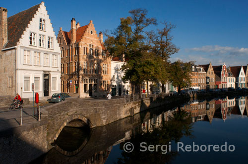 Paisatges de Bruges. Cases al carrer Langerei reflectides al canal. 