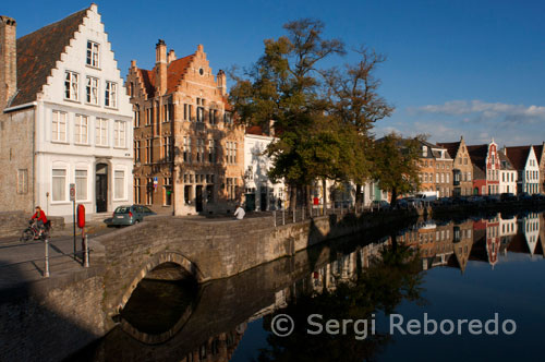 Paisajes de Brujas. Casas en la calle Langerei reflejadas en el canal.