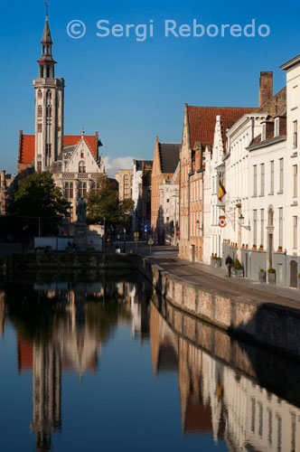 Academiestraat en el Poortersloge construido en siglo 14 y 15. Este albergue fue utilizado como lugar de encuentro de los ciudadanos ricos de la ciudad. Hoy en día alberga los archivos estatales. 