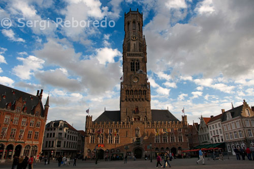 The market place (Grote Markt) is free from traffic since October 1996. It has been completely refurbished and is now one of the most attractive parts of the city. The main monument is of course the belfry tower and the cloth hall. On the Northern side of the Market is the Provincial Court. It stands on the site were the medieval 'water halls' used to stand. This was a covered hall where the ships could unload their products for storage in the halls or for direct sale on the adjacent market. Right in the middle of the square the statue of Jan Breydel and Pieter de Coninck can be seen. The other sides of the market are occupied by restaurants and shops located in former private houses as well as in guild houses. 