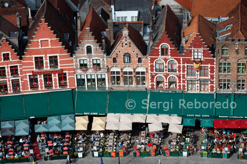 En el costat sud del mercat es poden veure diverses cases d'aspecte medieval. En realitat no són medievals, perquè molts d'elles són reconstruccions modernes d'estils medievals. Alguns crítics utilitzen aquestes reconstruccions i altres (com la casa de govern provincial o de la Santa Capella de sang) per reduir la imatge de Bruges a una mera falsificació. És absolutament cert que Bruges és tant una ciutat medieval com una reconstrucció neo-gòtica del segle 19. No és difícil, però, entendre que els edificis que tenen segles d'antiguitat sempre han de ser renovats en certs moments amb l'únic propòsit de mantenir amb vida. 