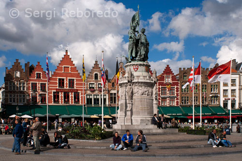 In the center of the Market stands the statue of Jan Breydel and Pieter de Coninck. The statue not only honors these two leaders of the 'Battle of the Golden Spurs' which took place on the 11th of July 1302, it is perhaps more so a clear statement of the political leaders of the 1880's that the cause for Flemish emancipation was something that the Belgian government had to take notice of. Both Breydel and de Coninck participated in the 1302 uprising of the Flemish against the occupation by the French king, known as the Battle of the Golden Spurs'. This battle was also the central theme of the book 'De Leeuw van Vlaanderen' (the lion of Flanders) written by Hendrik Conscience in 1838. He romanticized the Flemish uprising and it became a symbol of the Flemish movement which fought for recognition of the Dutch language and Flemish culture in the French-language dominated Belgium of the 19th century.