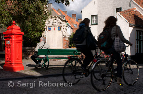 Bruges és una ciutat bastant petita amb una gran quantitat de llocs atractius. Com que la seva àrea és petita, tots els seus punts d'accés es poden visitar a peu. Les sabates d'alt taló no són recomanables, en aquesta ciutat que dóna més importància als ciclistes. El millor lloc per començar és la plaça Markt, on hi ha l'oficina de turisme. 