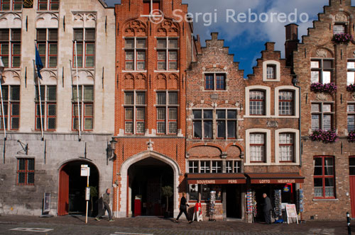Passeig al barri històric de Bruges. Excursions a peu amb guia. Els sortides guiades són una gran manera de visitar els principals llocs de Bruges, en major profunditat. Hi ha una infinitat d'excursions a peu per veure les diferents rutes, depenent dels seus interessos. Bruges és rica en arquitectura medieval i els guies són capaços d'explicar els seus orígens. Hi ha gran varietat de llocs a la ciutat, com la Plaça del Mercat (torre del campanar i la façana històrica), el "Burg" (castell de la ciutat), l'Ajuntament, la Basílica de la Santa Sang, la "Reien" ( pintorescs canals i vies fluvials), el mercat de peix i el "Col.legi d'Europa". Es pot passejar al llarg de la majoria dels principals museus (com el "Groeninge", "Gruuthuse" i els museus "Brangwyn"), l'Església de La nostra Senyora (amb una estàtua de la Verge amb el Nen de Miquel Àngel) , l'antic Hospital de Sant Joan i el Museu "Memling", els seus hospicis, el Beaterio i les aigües del "Llac de l'Amor". 