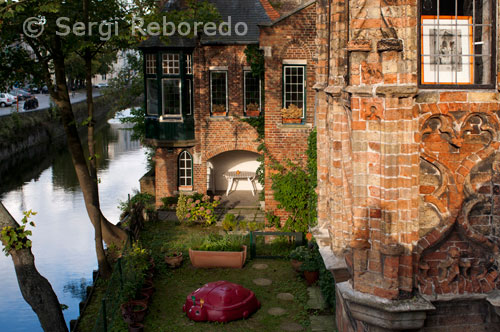 CANALES EN BRUJAS. Brujas es a menudo llamada "La Venecia del Norte" debido a sus pintorescos canales que se encuentran en el centro de la ciudad. Estos canales se pueden explorar a pie o en barco. Fiona Campbell explora las calles empedradas y tranquilos canales que sirven como decorado de la película "Escondidos en Brujas", una comedia de gángsters con una mirada de Colin Farrell y Ralph Fiennes. 