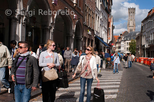 Shopping in Bruges. Bruges' main shopping areas are situated between 't Zand and Markt Square - opening hours are generally between 0900-1800. A number of regular markets take place every week, including at Markt Square on Wednesday mornings, 't Zand Square on Saturday mornings, and Dijver on summer weekends. The Fish Market, across the canal from Burg Square, trades Tuesday to Saturday in the mornings. The big chain stores are concentrated on Steenstraat, while Noordzandstraat features numerous boutique outlets. Any number of shops offering lace and chocolate can be found all over the city centre. A good example of the former is 't Kanthuisje, at Breidelstraat 5, while chocaholics will delight in Chocoladehuisje, Wollestraat 15.