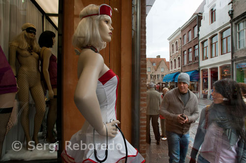 Maniquí de una enfermera sexy en una tienda erótica de la calle Wollestraat. Brujas.