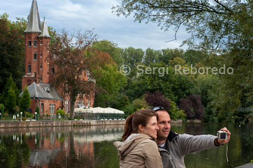 El Lago del Amor y su hermoso parque son la entrada a la hermosa ciudad de Brujas. El Lago del Amor es un lago canalizado. Desde el puente (1740) ya se puede disfrutar de una hermosa vista panorámica de la ciudad. Debido al entorno idílico es sobre todo conocido como "el lago del amor ', la palabra holandesa" Minne "que significa" amor ". En realidad, los orígenes del lago son menos románticos. El lago fue utilizado como depósito de agua, para mantener el agua de los canales a un nivel constante. Junto al lago se encuentra el parque Minnewater, donde a veces en el verano se organizan conciertos. Uno de los símbolos de Brujas es el cisne. Siempre hay un montón de ellos en el "Lago del Amor '. Existe una leyenda que habla de los cisnes de Brujas. En 1488 el pueblo de Brujas había ejecutado a uno de los administradores de la ciudad perteneciente a la corte de Maximiliano de Austria, esposo y sucesor de la duquesa María de Borgoña. El administrador de la ciudad se llamaba 'Pieter lanchals', un nombre que significa "cuello largo". En el escudo de armas de la familia lanchals aparece un cisne blanco. La leyenda cuenta que Maximiliano Brujas fue castigado por obligar a la población a mantener los cisnes en sus lagos y canales hasta la eternidad. La mayoría de estas leyendas y de la interpretación romántica provienen del siglo 19. 