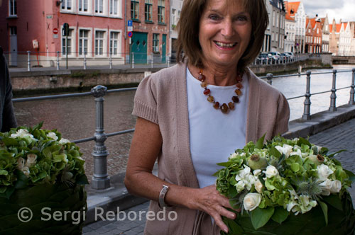 Les persones a Bruges estimen les flors. A la imatge, una florista mostra el resultat d'un bonic ram. 