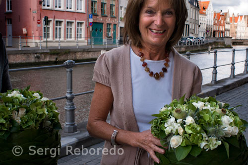 Las personas en Brujas aman las flores. En la imagen, una florista muestra el resultado de un lindo ramo.