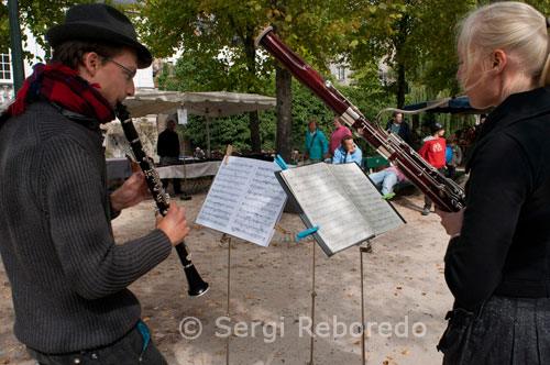 Músicos en la calle en frente de Dijver durante el festival Central Brujas. Brujas.