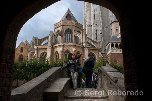 Cuando uno se acerca a Brujas, ya se puede ver desde lejos la torre más alta de la ciudad, la torre de la Iglesia de Nuestra Señora. Aunque esta iglesia no es la más importante a nivel religioso (es la iglesia de San Salvador) sin duda atrae a muchos visitantes debido a su carácter medieval y las importantes obras de arte que se pueden admirar aquí. Arquitectónicamente Nuestra Señora no presenta un estilo uniforme. Su construcción data probablemente de entre la segunda mitad del siglo 13 y finales del siglo 15. El estilo varía desde el estilo románico tardío, y el Escalda-gótico (gótico francés). Por otra parte, en el siglo 18 la Virgen se convirtió en un estilo más contemporáneo. Alrededor de 1900, sin embargo, la iglesia fue renovada al estilo medieval original. La parte más importante y llamativa de la iglesia es, sin duda la torre. El edificio comenzó a mediados del siglo 13. La torre alcanza una altura de 122 metros, lo que la convierte en la segunda más alta torre en una iglesia de Bélgica (La catedral de Amberes tiene la torre más alta: 123 m). Una masa enorme de ladrillos se utilizaron para la erguir la torre. Es imposible imaginar que este edificio poderoso podría colapsar un día o que una autoridad pudiera decidir demolerla. La torre parece que fue construida para la eternidad. La razón por la que tantos turistas visitan la de la Virgen es, por supuesto, la presencia de la Virgen de Miguel Ángel y las lápidas espléndidas de María de Borgoña y su padre Charles the Bold.