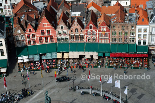 Brujas vista aérea del Markt. La plaza Markt, vista desde el Campanario de Brujas, la Venecia del Norte. Bélgica Flandes Occidental.