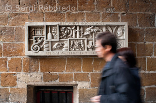 Centre històric de Bruges. Bruges és un exemple excepcional d'un assentament històric medieval, que ha mantingut la seva estructura històrica, ja que ha evolucionat al llarg dels segles, i on les construccions en gòtic original formen part de la identitat de la ciutat. Com una de les capitals comercials i culturals d'Europa, Bruges ha establert vincles culturals amb diferents parts del món. Està estretament associat amb l'escola de pintura flamenca primitiva. El casc històric de Bruges és el testimoni, durant un llarg període, d'un intercanvi considerable de factors que influeixen en el desenvolupament de l'arquitectura, sobretot en maó gòtic, ha afavorit innovadores influències artístiques. És un exemple destacat d'un conjunt arquitectònic que il.lustra etapes significatives en els àmbits comercial i cultural a l'Europa medieval, dels quals les institucions públiques, socials i religioses són un testimoni viu. Bruixes ha conservat les organitzacions espacials i estructurals que caracteritzen les diferents fases de desenvolupament, i el centre històric ha seguit cobrint exactament la mateixa àrea que el perímetre de l'antic assentament. Sent una ciutat activa, viva, però, ha conservat les estructures arquitectòniques i urbanes que documenten les diferents fases del seu desenvolupament: com a part d'aquesta continuïtat, la renovació a la fi del segle 19 de les façanes introduir un estil neogòtic que és especial per a Bruges. Des 1815-1830 Bruges va ser part del Regne Unit dels Països Baixos i des de 1830 ha format part de Bèlgica. El ferrocarril va arribar a Bruges el 1834, fent alguns canvis en el teixit urbà. A partir de 1854, l'administració municipal va preparar transformacions urbanes en l'esperit de Haussmann, però només una d'elles es va dur a terme, a la zona del nou teatre, on va ser destruït el teixit medieval. Durant el segle 19, una colònia d'aristòcrates anglesos van influir en la vida cultural de la ciutat, contribuint a un renovat interès pel patrimoni artístic de Bruges i la restauració d'edificis històrics, incloent la fundació de la Societat de la emulació pour l'histoire et les Antiquités de la Flandre Occidental. Alguns edificis van ser danyats durant les dues guerres mundials, però en el seu conjunt, però, la ciutat va sobreviure gairebé totalment. Des de 1968 les polítiques es van centrar en la conservació de la ciutat històrica, donant lloc a la creació del Servei de la Conservació i Renovació Urbana i el primer pla d'estructura urbana. 