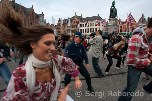 Flashmob a la Plaça Markt durant el festival Autoloze Zondag. 