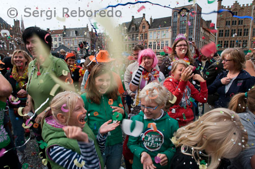 Flashmob a la Plaça Markt durant el festival Autoloze Zondag. Durant una trucada flash mob, actors i cantants interpreten la cançó "bicicleta" pel grup de pop Queen. 