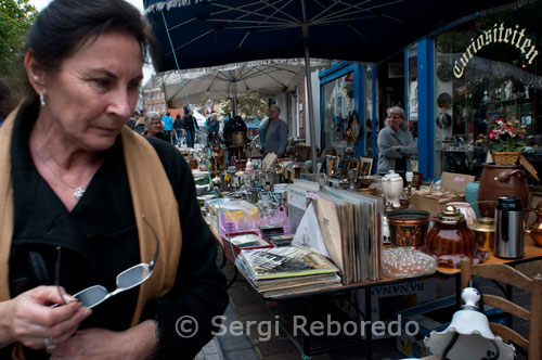 Mercado de antigüedades y mercado de pulgas en Brujas. Brujas es un lugar encantador para explorar la arquitectura. Es también un fabuloso lugar para comprar. Conocido por sus tiendas de tentador chocolate, brillantes,  tiendas de diamantes y talleres de encaje, en un fin de semana Brujas puede ser el sueño de los cazadores de gangas, sobre todo gracias a su famoso mercado de pulgas fin de semana. Situado en el Dijver, el mercado de pulgas es una institución en la ciudad y un gran lugar para buscar regalos únicos, artes y la artesanía. Antigüedades y mercado de pulgas en Brujas El Dijver es el lugar perfecto para pasar un fin de semana distraido por la mañana, y además está ubicado una de las zonas más pintorescas e históricas de la ciudad. El mercado tiene lugar en los árboles alineados junto al canal, delante del imponente convento de cartujos y una espectacular casa de un comerciante del siglo décimo quinto, que ahora es el exclusivo Hotel De Tuillerieën. Aquí se venden antigüedades, obras de arte, y baratijas de segunda mano. Aún más colorido es un sábado en la ciudad de Brujas, cuando el mercado histórico de pescado hace su aparición. Escondido entre los puestos, con encantadores pequeños cafés y tiendas de sabrosas golosinas flamencas, además de bocadillos calientes. No cabe duda de que los mercados son los lugares ideales para relajarse y mezclarse con los lugareños.