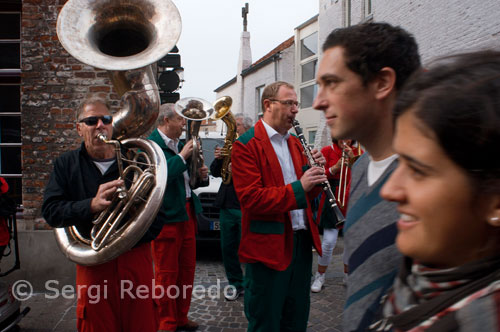 Banda de música als carrers de Bruges. 