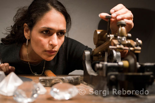 Museo del diamante Musée du Diamant. Diana Vélez. (una chica colombiana) Diamante en Katelijnestraat 43, B-8000 Brugge. HISTORIA DEL DIAMENTE EN BRUGGE. El Diamante de Brujas (Museo del diamante de Brujas) fue inaugurado el 19 de junio de 1999. El museo se ha sido ampliado en varias fases. En 2005, la Colección de Brasil y exposiciones sobre diamantes sintéticos industriales se abrió al público. Las investigaciones en los archivos de la ciudad de Brujas, llevadas a cabo por el historiador local Ludo Vandamme confirmaron que el diamante llegó a Brujas mucho antes de que a Amberes y Amsterdam, y una serie de pulidores de diamantes, ya trabajaban en Brujas en el siglo 14. El museo cuenta con una serie de exposiciones temporales: la del 2008: "Una historia espumosa", la historia social de los pulidores de diamantes en Brujas y Flandes Occidental. 2009: "Di-Amour", la historia del anillo de diamantes y joyas de diamantes, y durante el 2010, el Instituto del diamante Brugge abrirá sus puertas a "cursos de información privilegiada" que ofrecen adentrarse todavía mas en el mundo del diamante y sus secretos. El Museo del diamante (diamantmuseum.be), narra la historia de amor de la ciudad con grandes rocas - alrededor del 85 por ciento de los diamantes en bruto del mundo se comercian en el barrio del diamante de Amberes. A partir de octubre, el museo acoge una nueva exposición, para Honor y Gloria: Tesoros de Napoleón (napoleondiamant.be / es), marcando 200 años desde que el primer emperador llegó a Amberes con su colección de joyas de lujo y se enamoró de la ciudad de las artes decorativas.