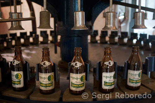 Henri Maes, una marca de cervesa belga, i una  cerveseria al casc antic. Bruges està declarada per la UNESCO Patrimoni de la Humanitat. Visites guiades a la fàbrica de cervesa. Els tiquets es compren al bar de la cerveseria, i es visita amb en grups cada certes hores. En la visita es pot veure part del procés d'elaboració de la cervesa Mann i una zona que funciona com a museu. El recorregut va des dels tancs d'acer inoxidable a través d'un laberint d'escales a l'edifici antic on els guies expliquen el procés d'elaboració de la cervesa, la demostració dels agents aromatitzants de malt, llúpol i grans. Les parts més interessants del recorregut són, potser, les eines i màquines utilitzades en la fabricació de la cervesa en el segle passat. El final de la gira són unes vistes de Bruges des del terrat de l'antiga fàbrica de cervesa. Les visites guiades duren 45 minuts i al final, s'ofereix al visitant un got de "Bruges Zot". Inclosa en el preu de 5,50 € de la visita, de manera que el propi recorregut és una ganga. Les hores de visita són de 11 PM a 4 PM (Fins 15:00 a l'hivern), però la fàbrica de cervesa té un el restuarant De Halve Maan Brasserie que està obert des de les 10, servint el dinar i el sopar, així com les varietats de cerveses Henri Maes.  
