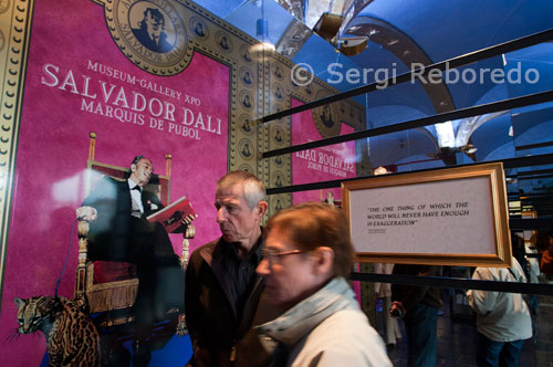 MUSEO Y GALERÍA DE EXPOSICIONES DE Salvador Dalí. En la exhibición hay una rica colección de arte gráfico de fama mundial y esculturas, junto con una espléndida colección de acuarelas y dibujos. El oro, la madre-de-perla y los espejos acompañan al visitante al mundo del surrealismo.