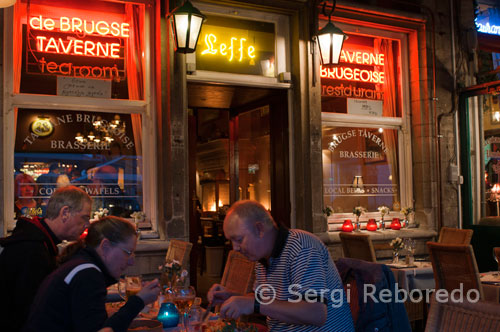 Restaurant típic de Bruges. Brugeoise Taverne. Menú tipus de de 16.00 € a 22.00 €. a la carta (entrada, plat principal, postres, sense begudes alcohòliques) a partir de 20.00 € a 30.00 €. Obert de 9h a 22h. 