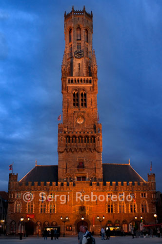 BRUGES : The Belfry and the Cloth Hall. The Market square is dominated by the cloth hall and the 83 meter high Belfry tower, one of the symbols of the city. The original cloth hall and tower date from 1240. The first tower, however, was destroyed by fire in 1280. At the time of the fire the four wings of the cloth hall already existed, as well as the two square segments of the belfry. The present octagonal lantern was added to the tower between 1482 en 1486. The wooden spire that crowned the tower was again destroyed by fire in 1493 en 1741. After the last fire it was never rebuilt. Like in most cities of the Low Countries the belfry tower was the place where the important documents of the city were preserved. At the same time such towers were used as watchtowers. Inside hung bells, each bell having a distinct sound and function (e.g.: bells for danger, bells for important announcements, bells to indicate the time, etc.).