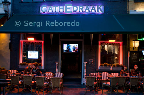 Pub Cathedraak a Bruges. Cathedraak és una alegre sala de festes on solen diversos DJ's residents. En cas de passar massa aviat també es pot venir i admirar l'entorn gòtic. 