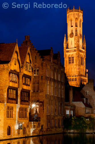 Una vista d'un dels molts canals que travessen la ciutat medieval de Bruges, i la torre del campanar. Bruges, coneguda també com la Venècia del Nord, té una població de més de 117.000, dels quals 20.000 viuen al centre històric declarat Patrimoni de la Humanitat per la UNESCO. La ciutat va ser fundada pels víkings al segle novè, i des del 12 fins al segle 15, Bruges es va convertir en un important centre de comerç per la seva ubicació propera al mar del Nord i els seus canals, però l'any 1500, la seva principal canal va començar a enfangat, i la ciutat va caure en la desesperació fins que el turisme i un nou port han donat nova vida en els segles 19 i 20. El Campanar, va ser construït al segle 13. Dins de la torre, de 48 campanes es troben 366 graons fins arribar al cim. El 2008, un film de Colin Farrell i Brendan Gleeson anomenada In Bruges va ser filmada gairebé íntegrament a la ciutat. 