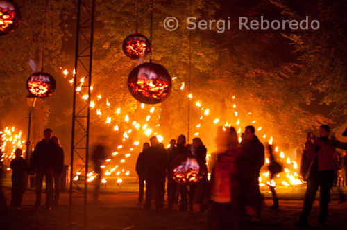 Centraal Festival de Brujas. 'Instalación de feu - Compañía Carabosse': Sendero poético y festivo con las instalaciones realizadas con fuego. Después de ser Capital Cultural de Europa en el 2002 y Corpus Brujas 05, Brujas en el 2010 está de vuelta con un mapa cultural repleto de  festivales. El tema es "Europa Central". Durante cuatro meses, Brujas Central va a atraer a la gente a una selección intensa y variada de conciertos, películas, espectáculos y exposiciones. El programa ha sido elaborado en colaboración con instituciones culturales de Brujas y de los diversos actores locales.