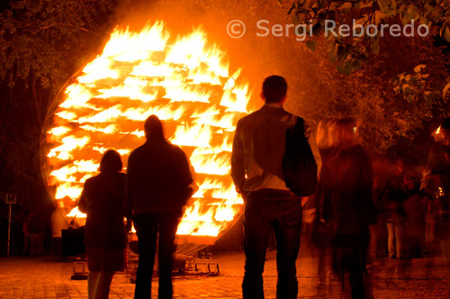 Centraal Brujas. Cada cinco años, Brujas es el escenario de un festival cultural. Esta vez, la gente creativa de la zona y varios artistas de Europa Central se han apoderando de la ciudad. Durante cuatro meses, Brujas Central va a atraer a la gente a una selección intensa y variada de conciertos, películas, espectáculos y exposiciones. El programa de los saldos de Oriente y Occidente, pasado y presente, la confrontación y la armonía. El camino del arte moderno 'Luc Tuymans: Una Visión de Europa Central y una la exposición histórica' Van Eyck a Durero son los protagonistas de este importante evento. 'Instalación de feu - Compañía Carabosse': Camino poético y festivo con las instalaciones realizadas con fuego. 