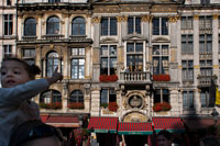 Li Pigeon a La Grand Place. La Paloma és un dels edificis més populars de la Grand Place, ja que Victor Hugo va passar part del seu exili francès en aquesta casa durant 1852. Originàriament l'edifici pertanyia al gremi de pintors. Segons paraules del propi Victor Hugo, la Grand Place era la plaça més bella d'Europa.