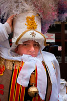 Un niño vestido con el típico traje de Binche. El festival belga de Binche con sus trajes tradicionales: príncipes orientales, marineros y arlequines. Una procesión increíble a través de las calles empedradas de la ciudad al compás de los tambores y artistas con sus máscaras de cera y sus plumas de avestruz. Toda una experiencia.
