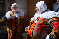 Dos participants del festival belga de Binche bevent cervesa amb els seus vestits tradicionals: prínceps orientals, mariners i arlequins que també recorren els carrers de Brussel · les. Una processó increïble a través dels carrers empedrats de la ciutat al compàs dels tambors i artistes amb les seves màscares de cera i les seves plomes d'estruç. Tota una experiència.