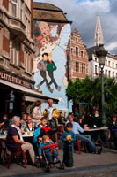 En Bruselas, este amor por los cómics se puede ver en la calle. Muchas paredes de la ciudad se han cubierto con pinturas de cómics creados por los autores del país, como Hergé o Morris. Bruselas es, probablemente, una de las ciudades del mundo en la que el cómic está más reconocido. Este año, por ejemplo, se celebra una serie de actividades bajo el nombre de BD Comic Strip . Allí se encuentra, además, uno de los museos del género más importantes: el Belgian Comic Strip Center. Esa tradición por el género viene de lejos y es una historia que está parcialmente compartida con los franceses. Tintín, Spirou, Lucky Luke o Los Pitufos son algunos de los personajes más relevantes creados por autores belgas.